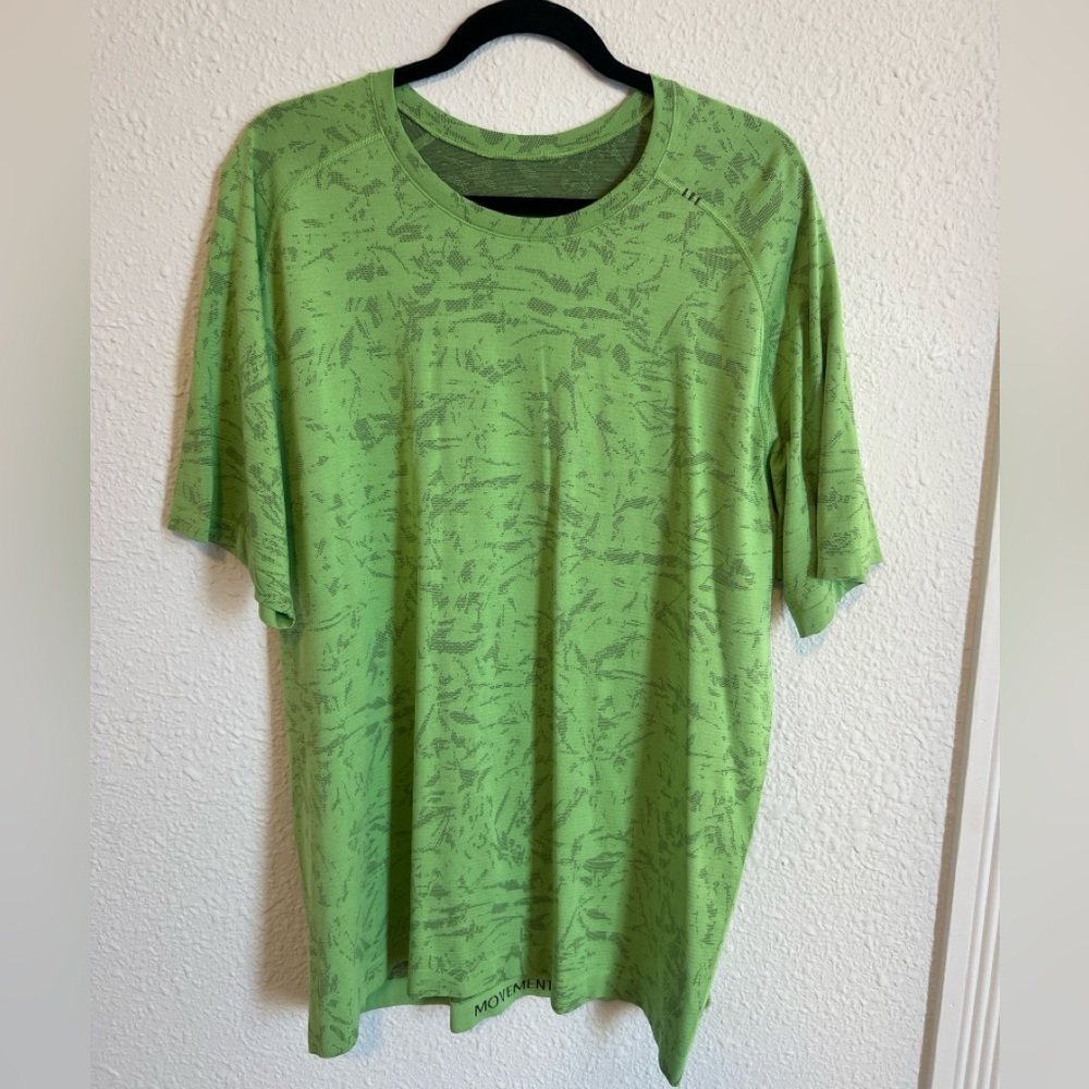 Men’s Lululemon sweat-wicking tee